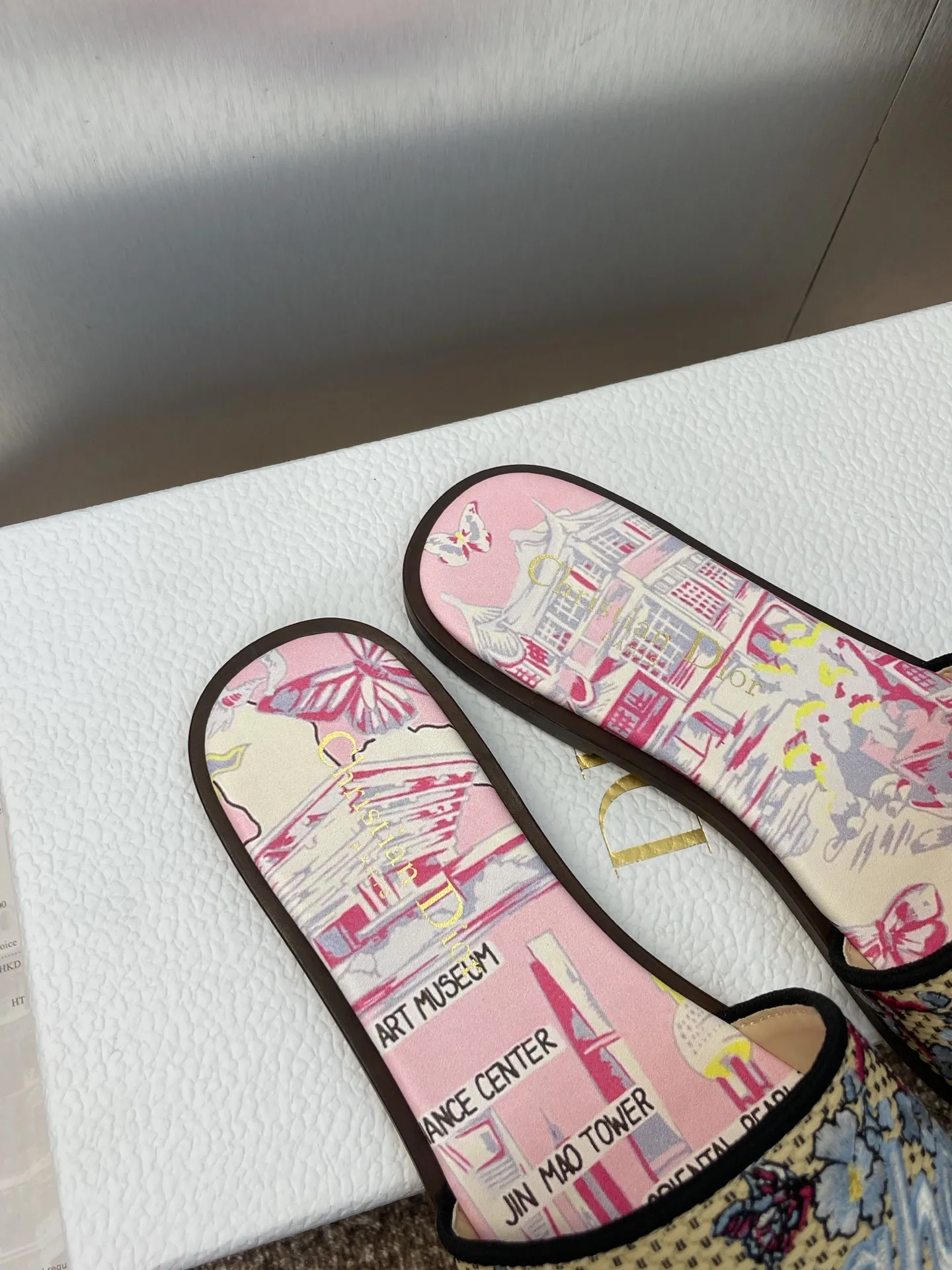 👟👟Ex-factory price 500👟👟 Dior 2025 spring and summer new style DWAY flat flip flops jelly color women's shoes CD letter logo three-dimensional embroidery round toe open toe color block sandals Material: upper imported raffia electric embroidery high temperature water-soluble cotton technical fabric + water-dyed sheepskin lining + Italian thickened leather outsole size: 34-42 (34.40.41.42. Customized, non-refundable and non-exchangeable)